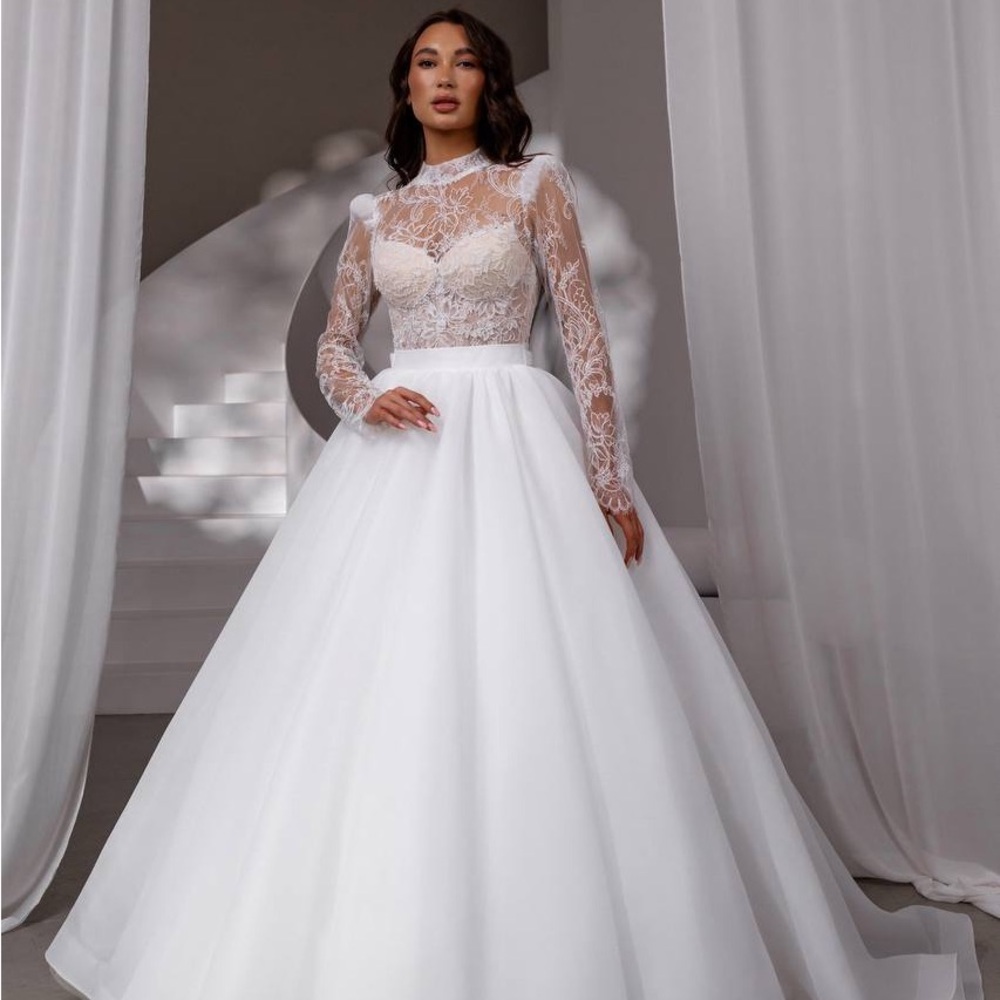 Elegant White Lace Wedding Dress – Long Sleeve Ball Gown